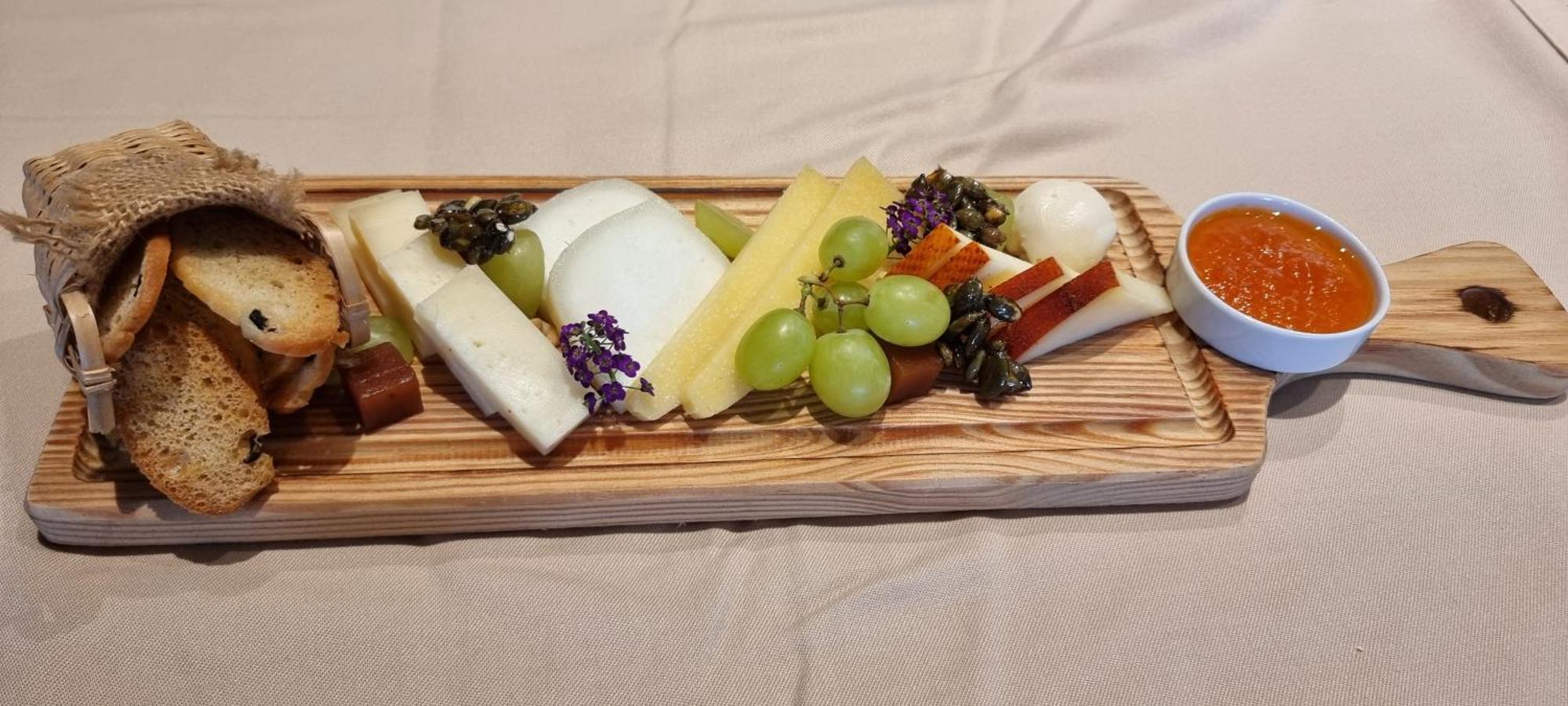 Mw Douro Wine & Spa Santa Marta de Penaguião Kültér fotó Cheese platter